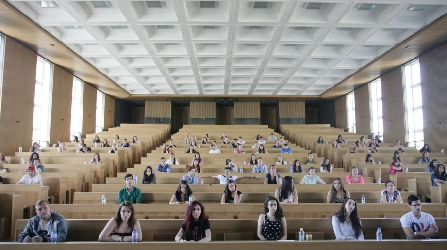 Безработицата сред студентите не надхвърли 4% за първи път от години