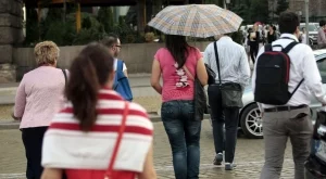 Една трета от българите не могат да си позволят питие с приятели 