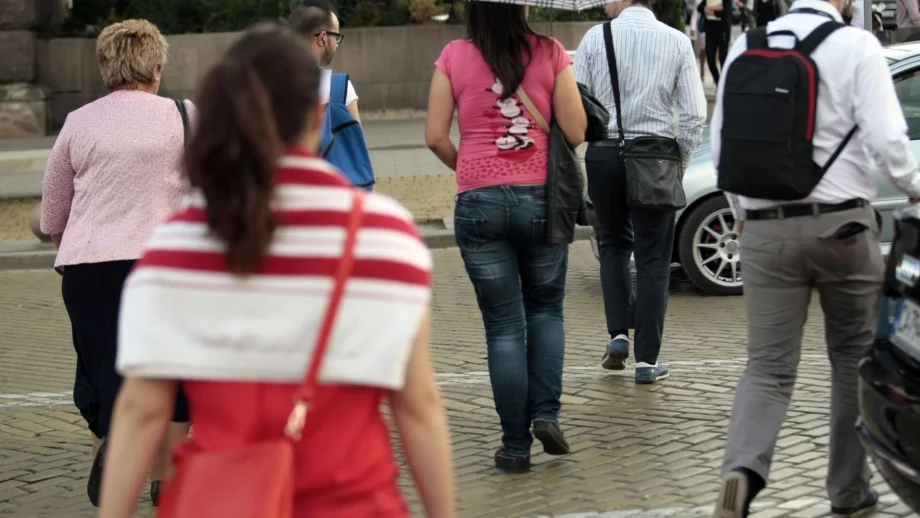 Една трета от българите не могат да си позволят питие с приятели 