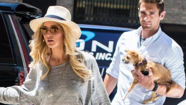 Дженифър Лорънс  със секси бодигард