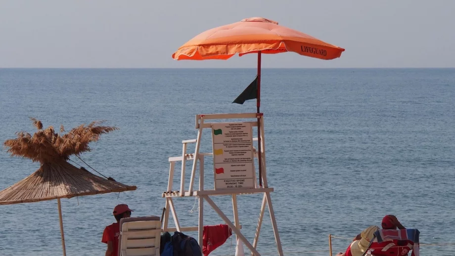 По морето търсят спасители и готвачи 