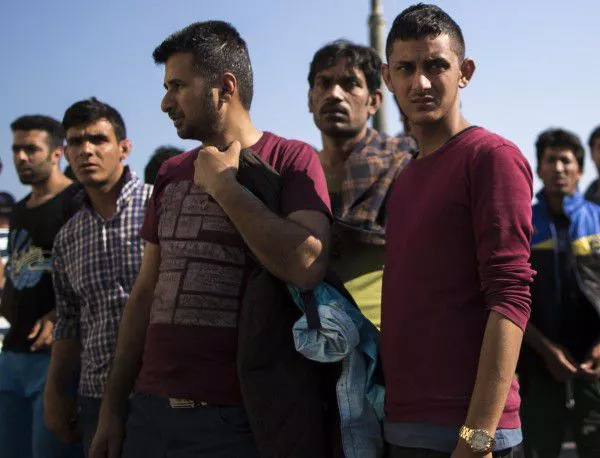 Унгария разреши на стотици бежанци да се качат на влакове за Австрия и Германия