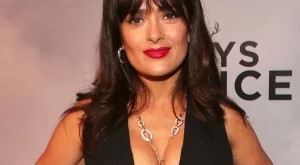 Как Салма Хайек поддържа фигурата си 