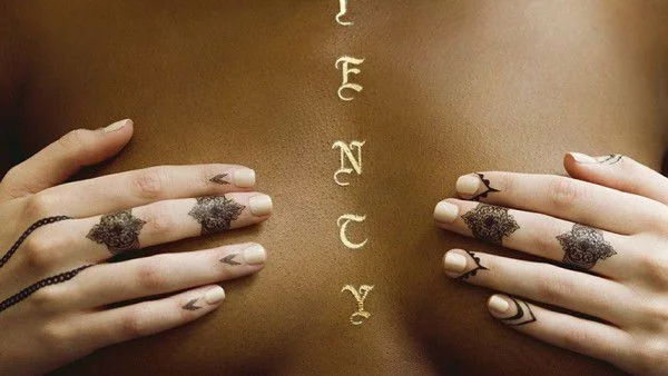 Риана създаде  временни татуировки