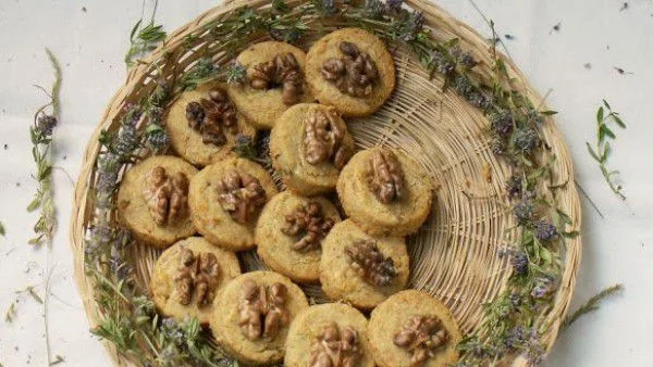 Маслени соленки с мащерка и орехи