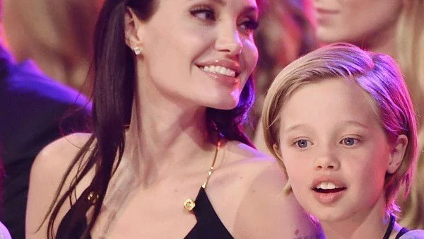  Шайло придружава Джоли на хуманитарните й мисии