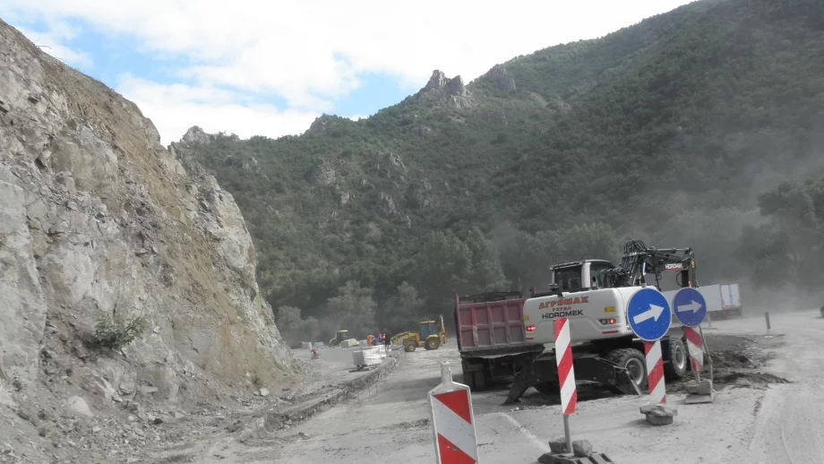 Влагат 400 000 лв. в изграждане на по-безопасен път в Кресна 