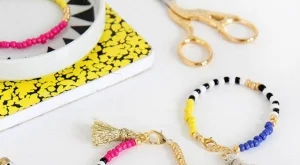 Направи си сама: 2 свежи гривни с пискюли