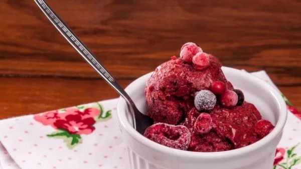 Здравословен домашен сладолед с горски плодове