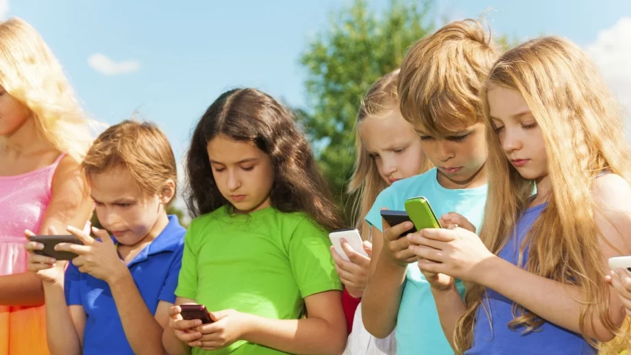 Кога е правилно да купите на детето си смартфон? 