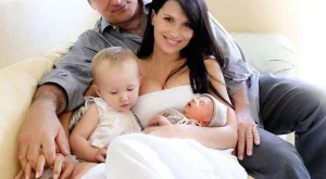  Алек  Болдуин показа сина си