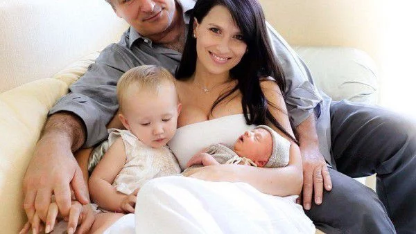  Алек  Болдуин показа сина си