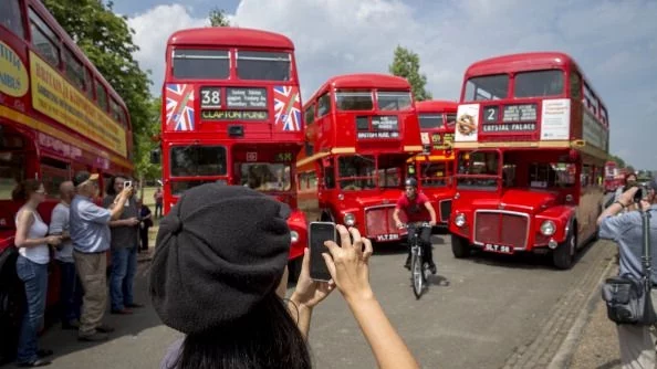 Двуетажни автобуси с нулеви емисии тръгват по улиците на Лондон