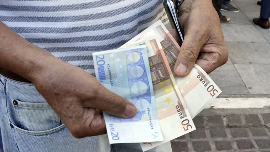 Гърция връща до 8000 евро на пенсионерите, сред тях има и българи