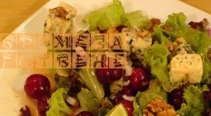 Салата с череши и синьо сирене