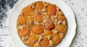 Печена кайсиева торта с амарети и лавандула