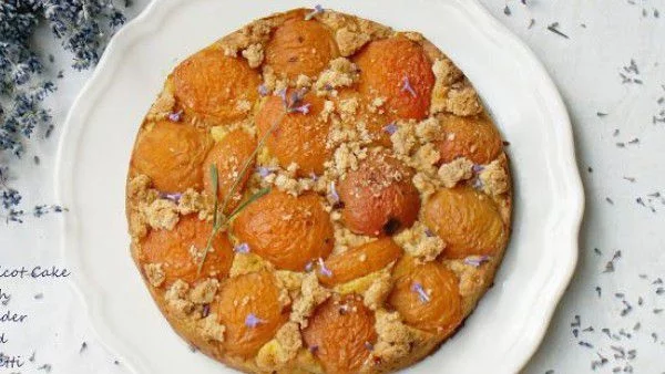 Печена кайсиева торта с амарети и лавандула