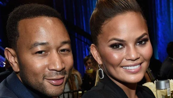 Джон Леджънд по голо дупе