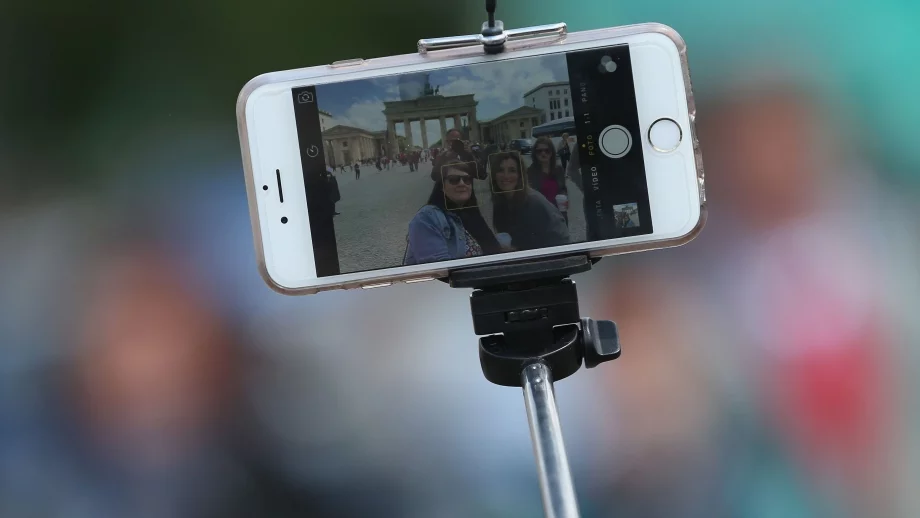 Селфи стиковете привличат мълнии