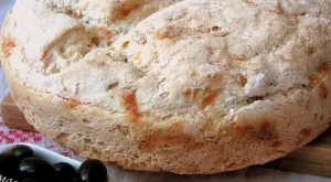 Хляб с Ементал, орехи и мащерка