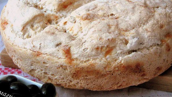 Хляб с Ементал, орехи и мащерка