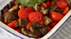 Салата от домати, мариновани патладжани и тахан