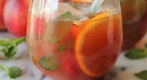 Студен чай с праскови и малини