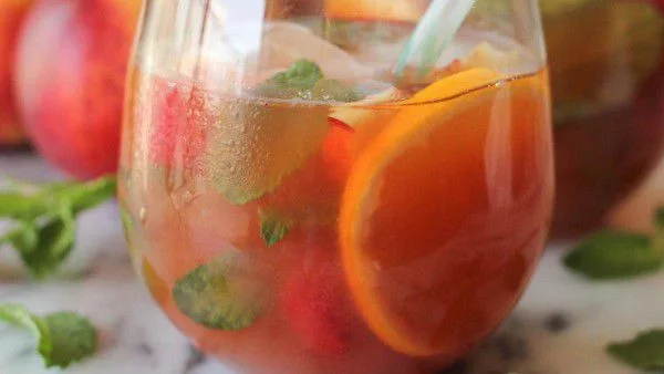 Студен чай с праскови и малини