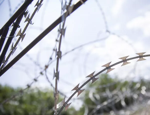 Унгария отрече да пуска ток по оградата на границата си