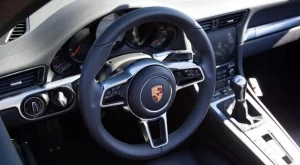 Изключително - Porsche успя да изтегли цял самолет (Видео)