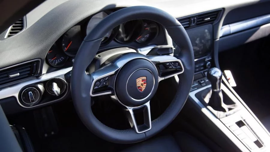 Изключително - Porsche успя да изтегли цял самолет (Видео)