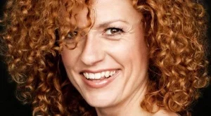 И Люси Дяковска става жури в X Factor