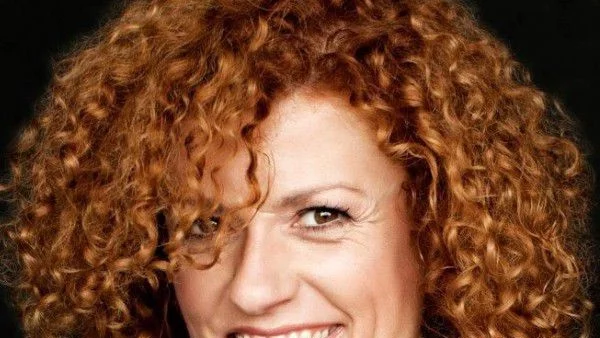 И Люси Дяковска става жури в X Factor