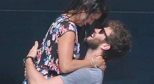 Нина Добрев се натиска на яхта с новия си