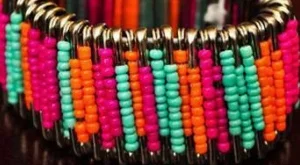 Лесна гривна от безопасни игли