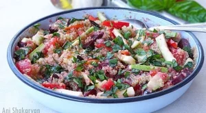 Витаминозна салата с киноа