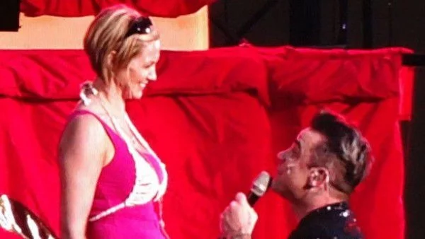 Роби Уилямс ще легне в леглото с едно българско момиче