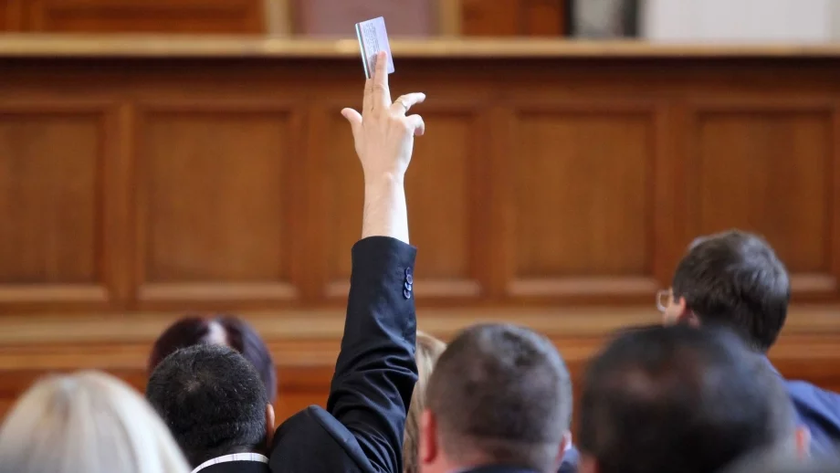 Бюджет 2017 бе приет след скандал за парите за наука 