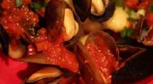 Паста с пресни миди и пикантен доматен сос