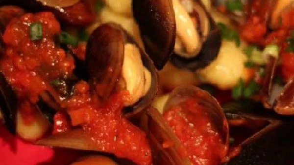 Паста с пресни миди и пикантен доматен сос