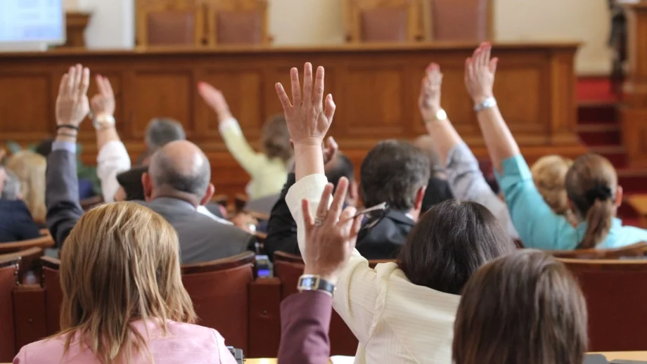 Временна комисия ще проверява данните за картела на горивата