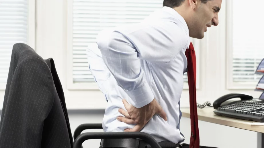 Как да облекчим болката в гърба, докато седим в офиса?