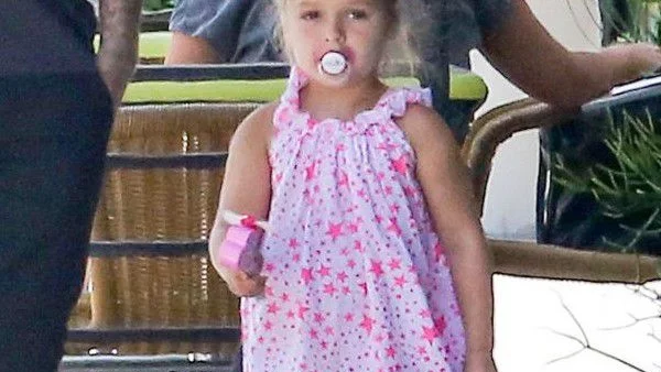 4-годишната Харпър Бекъм с биберон: За или против?