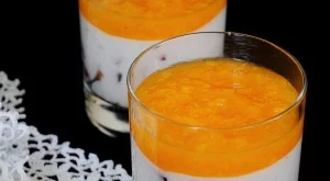 Kрем с кисело мляко, сини сливи и праскови