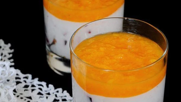 Kрем с кисело мляко, сини сливи и праскови