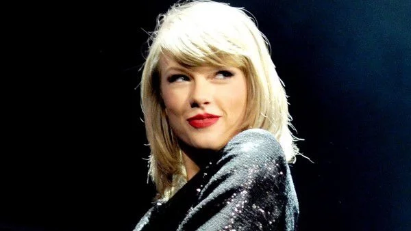 Тейлър Суифт си купува замък в Шотландия   