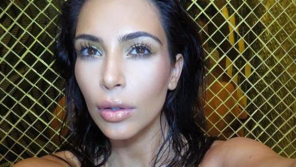 Бременната Ким Кардашиян лъсна гола