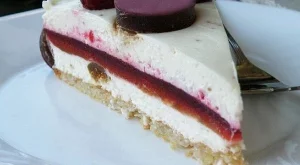 Торта с малини, кайсии и смокини