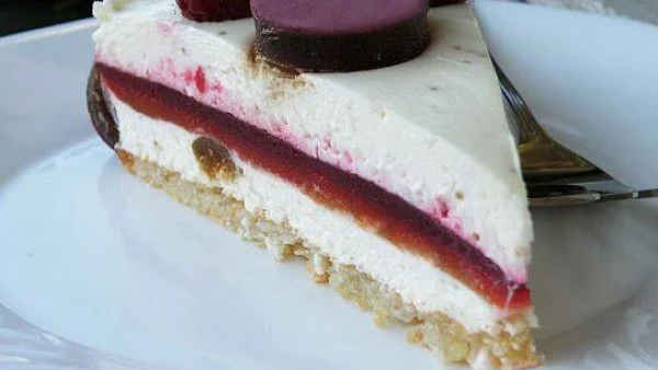 Торта с малини, кайсии и смокини