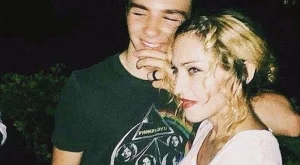 Мадона застана зад сина си, спипан с трева